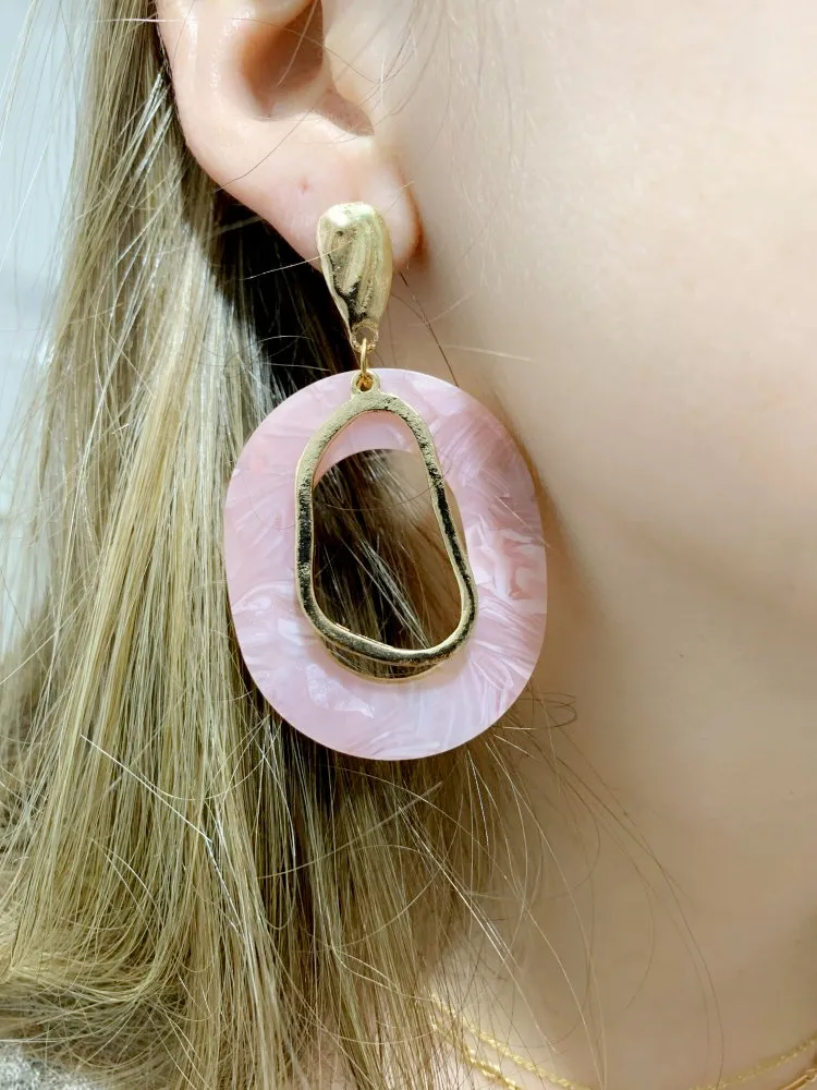 Крупные большие акриловые висячие серьги золотого цвета овальные полимерные