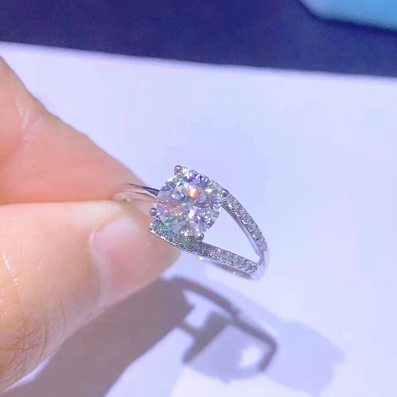 

Женское кольцо из серебра 925 пробы с микро-инкрустацией, с имитацией бриллианта