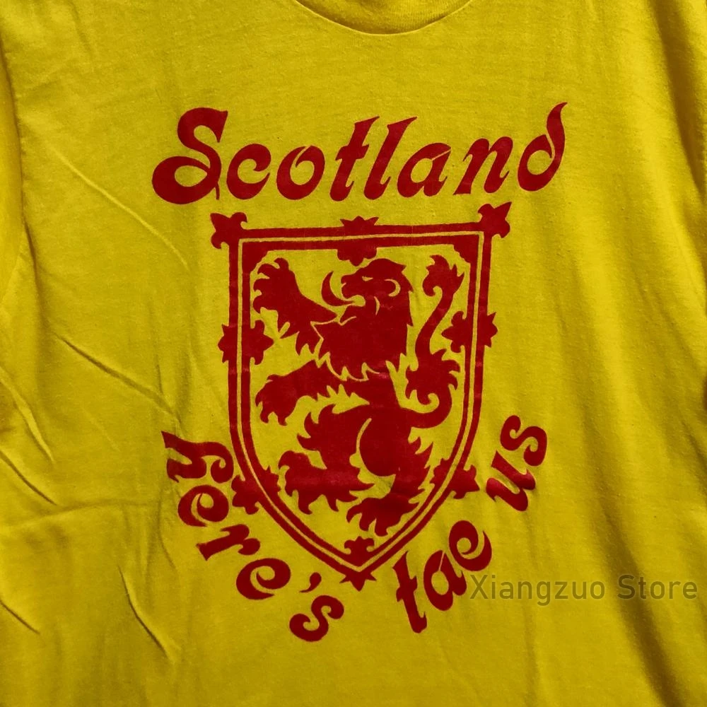 Винтажная желтая футболка в стиле 80-х с изображением герба Шотландии нам