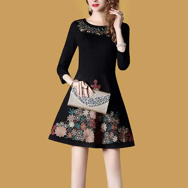Винтажное платье с вышивкой женское тонкое ТРАПЕЦИЕВИДНОЕ черное офисное