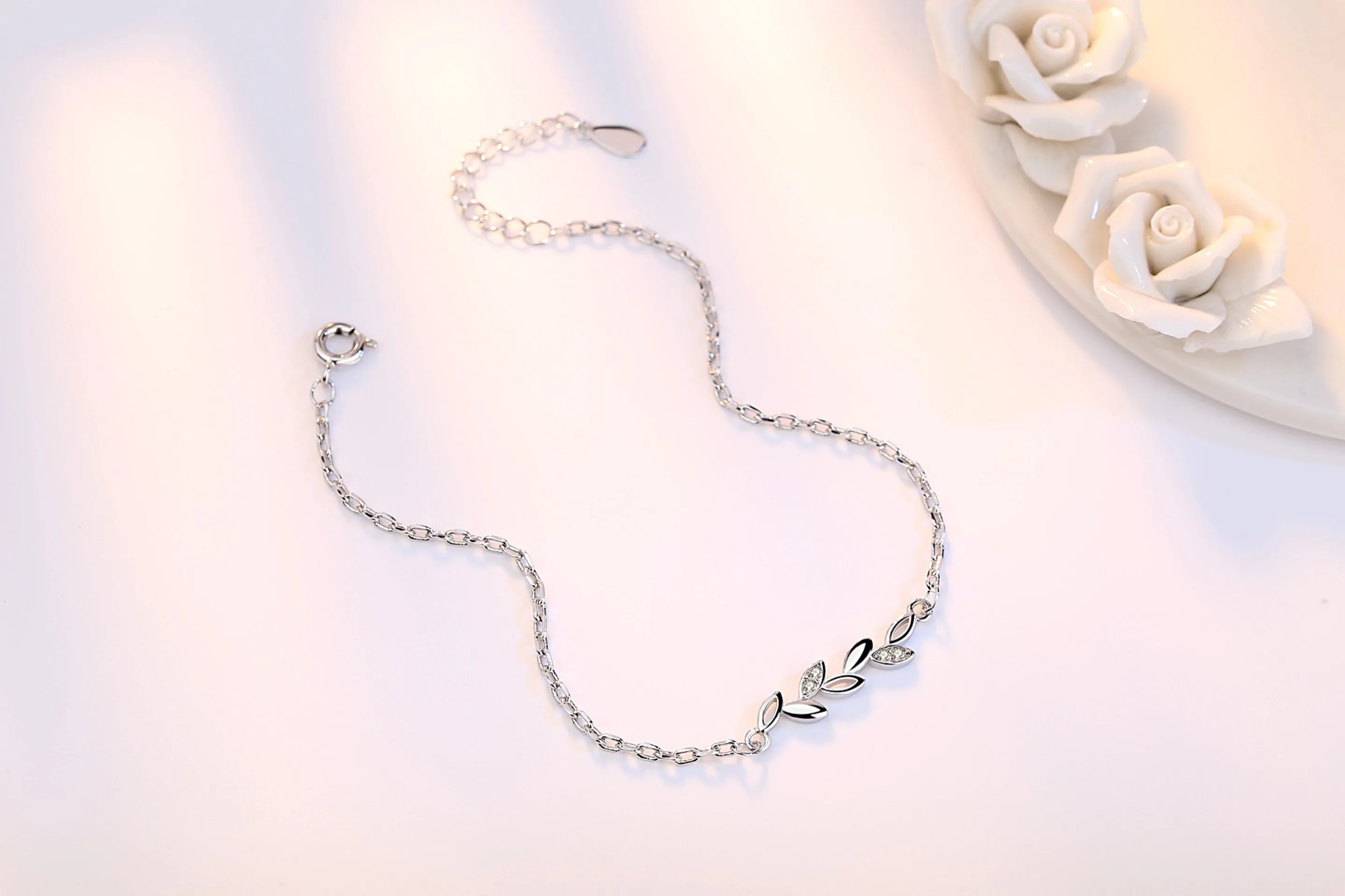 Новый простой модный серебристый медный браслет ModaOne с листьями для женщин