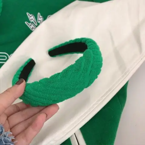 Женская плюшевая повязка на голову зеленая с узором в виде полотенца Роскошный