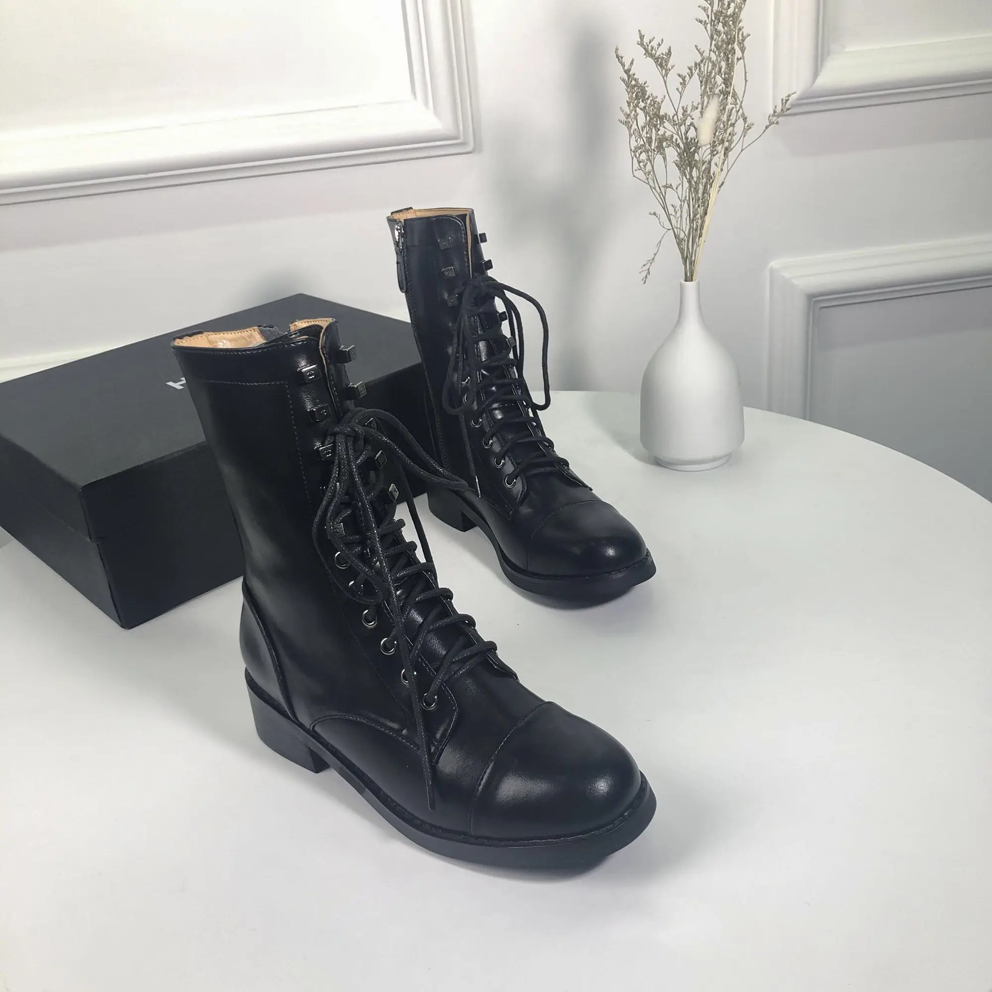 Женская зимняя обувь на шнуровке черные ботинки плоской подошве Botas Mujer Ins Combat 2019 |