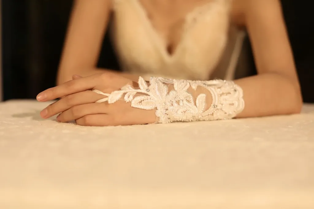 

New Elegant Bridal White Lace Glove Fingerless Appliques For Bride Long Glove Women Wedding Accessories Guantes De Encaje Gloves