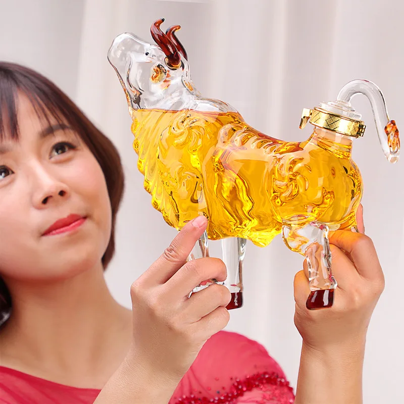 

Стеклянная бутылка для виски в форме коровы