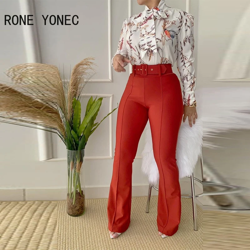 

Женский повседневный комплект из топа с длинным рукавом, поясом и ленточным воротником и однотонных брюк с принтом