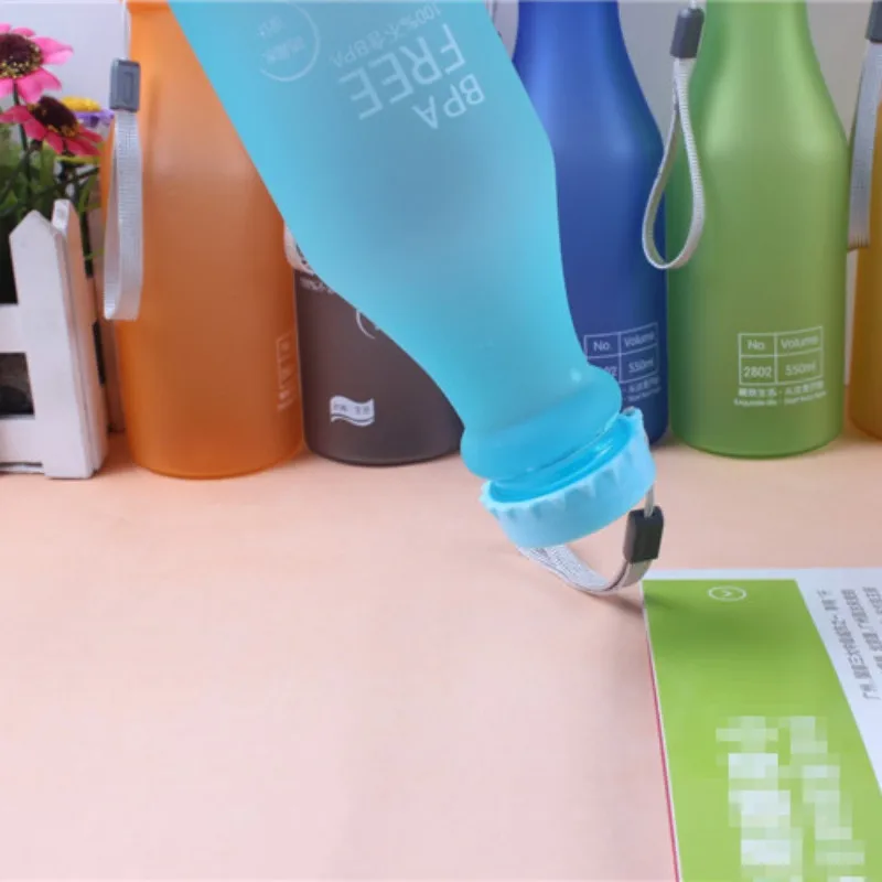 Небьющийся матовый герметичный пластиковый чайник 550 мл без БФА портативная