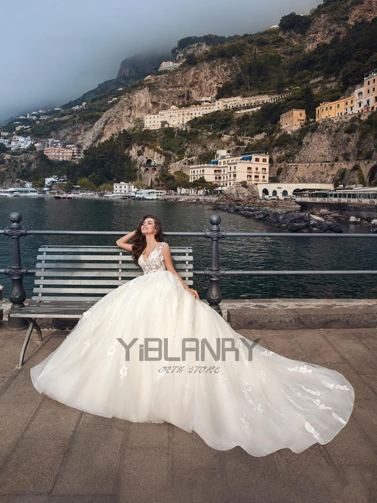 

YILIBER Lace wedding dress sleeveless v-neck retro beautiful wedding gown 3d flower big skirt backless fluffy skirt