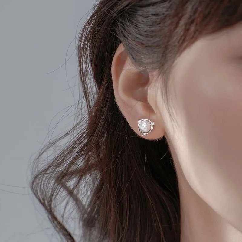 Женские серьги-гвоздики с жемчугом и цирконом Женские серьги-гвоздики с жемчугом и цирконом