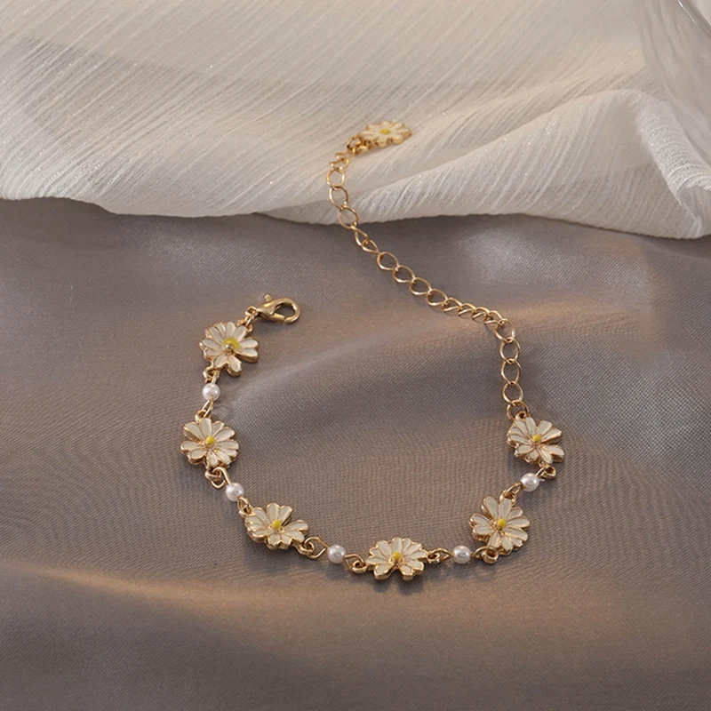 

1Pcs Sweet White Flowers Bracelets Personality Pearl Metal Minimalist Chrysanthemum Bracelet for Women Jewelry Accessories