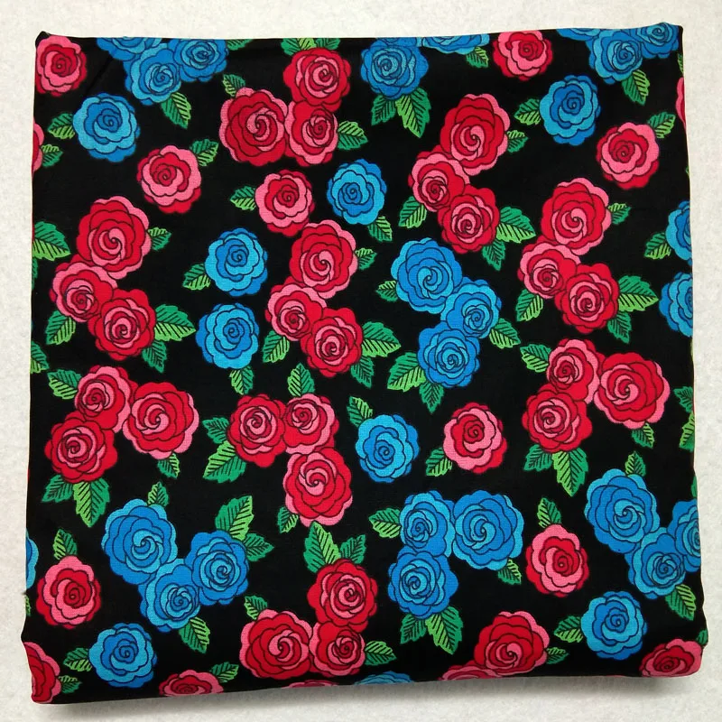 Изящная хлопковая ткань с рисунком красных и синих цветущих роз 50x105 см | Дом сад