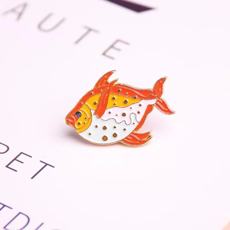Мультяшная брошь Золотая рыбка тропическая рыба универсальная эмалированная