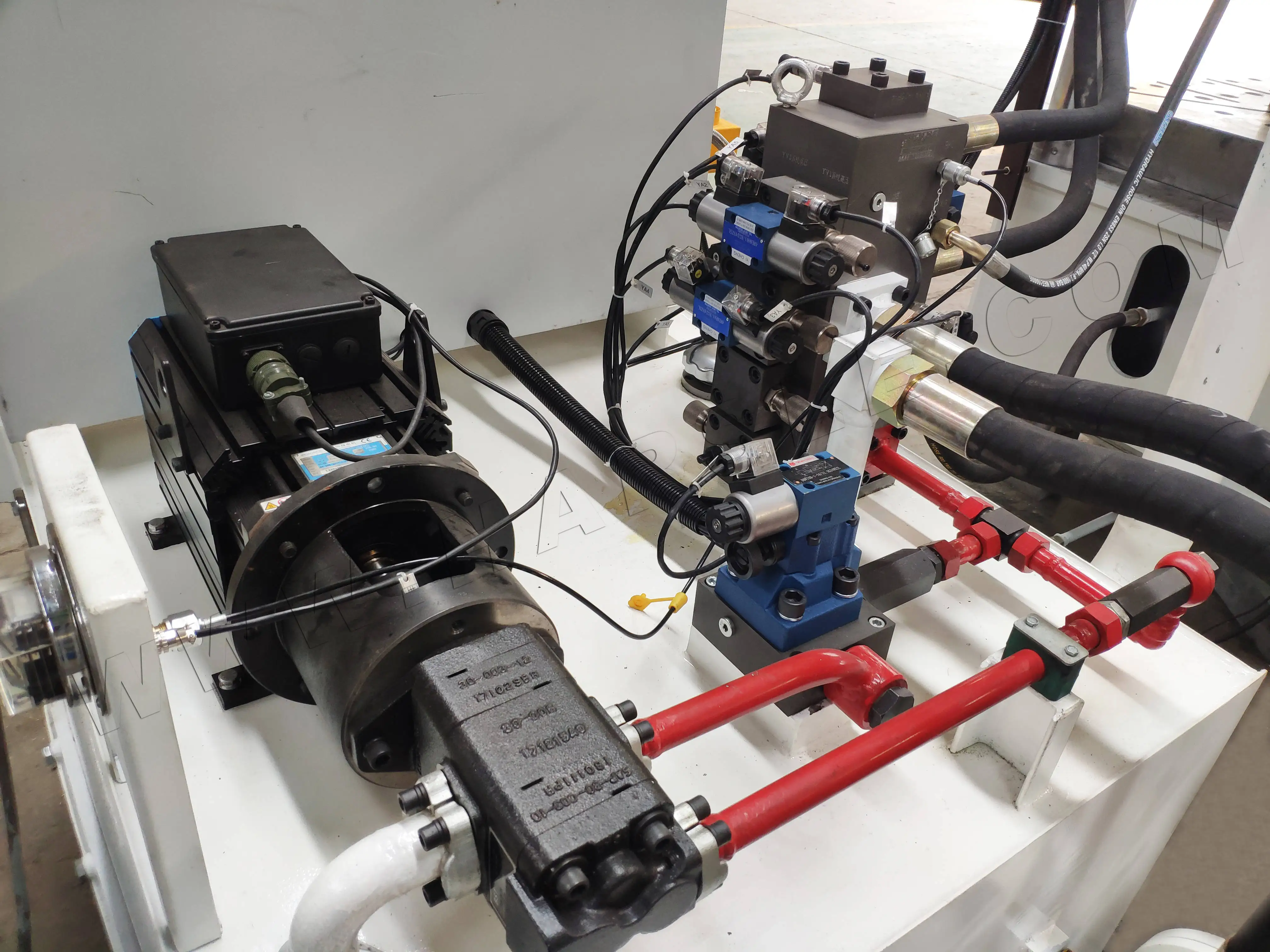 Гидравлическая машина Y27 с большим рабочим столом для черчения стальных пластин |