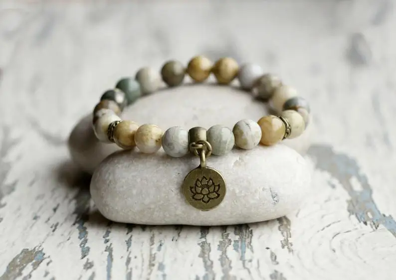 

Браслет с цветком лотоса бусины из яшмы. Подарок для нее. Браслет с бусинами Mala