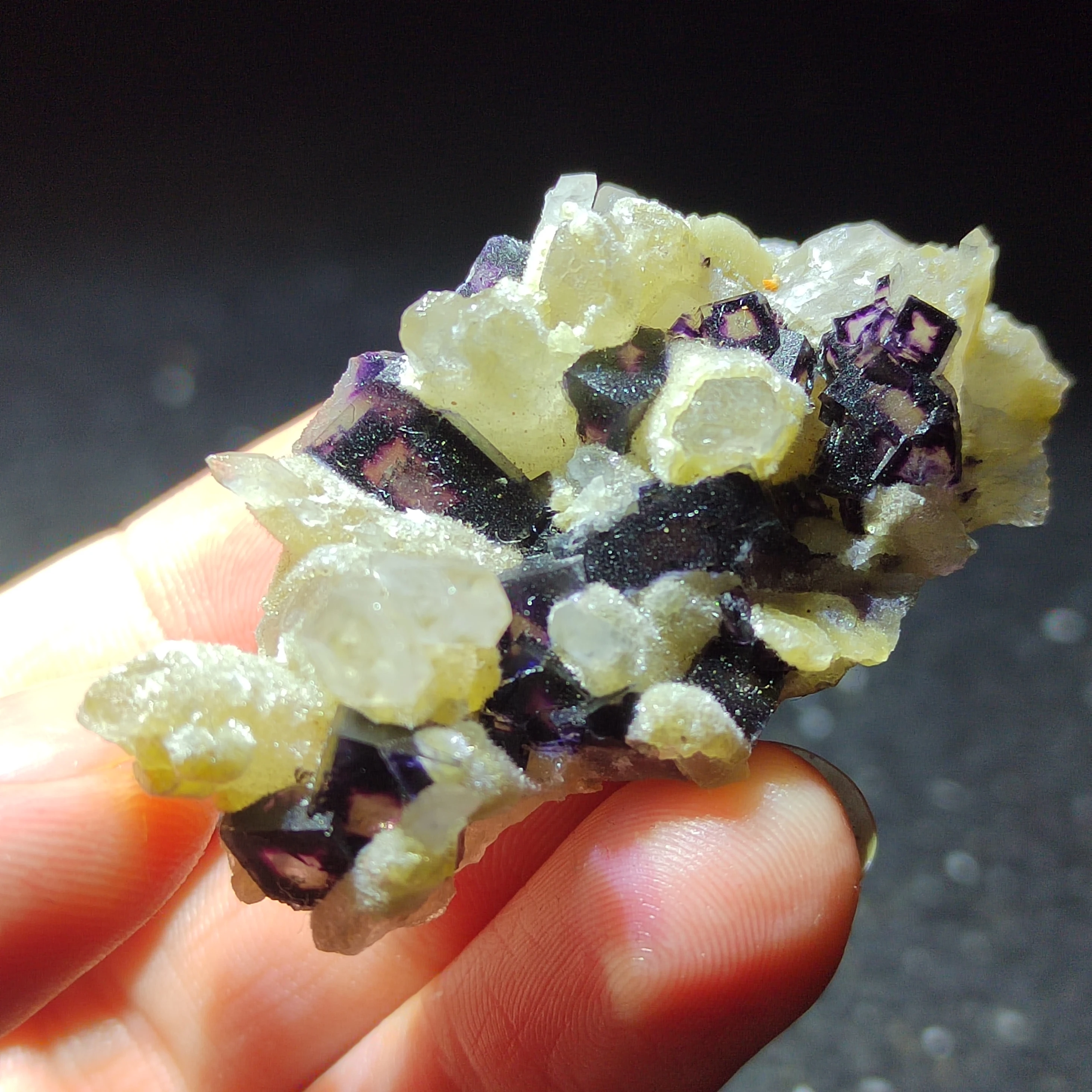 

22gNatural purple fluorite, crystal and mica home decoration healing ring vein original rock teaching crystal gem mineral