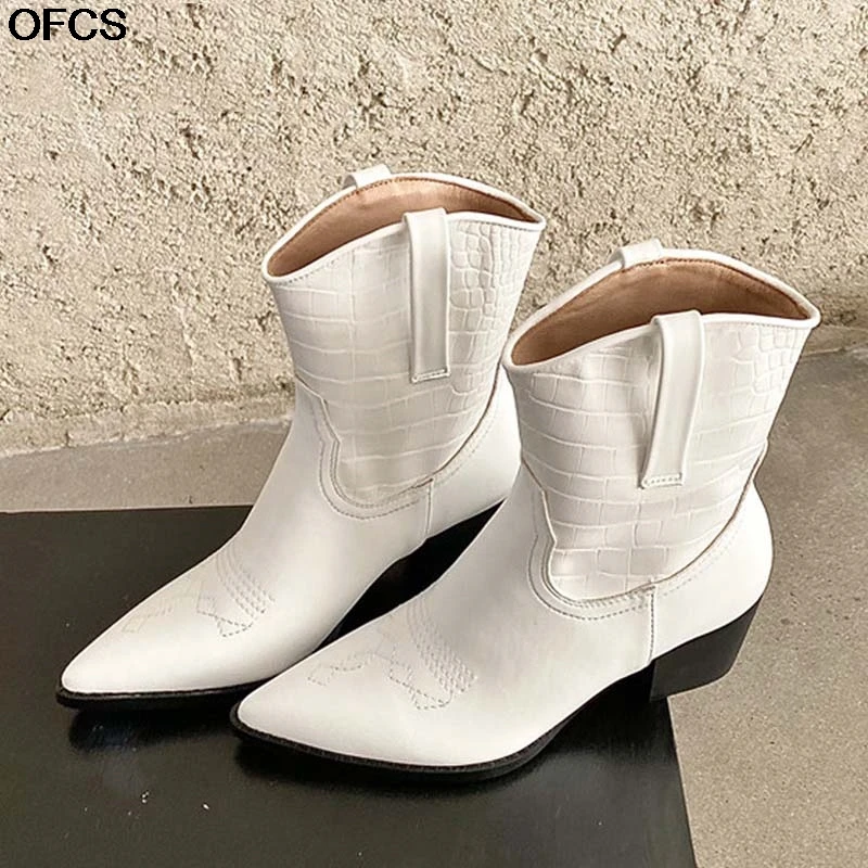 Женские ковбойские ботинки в западном стиле зимние короткие с вышивкой острым