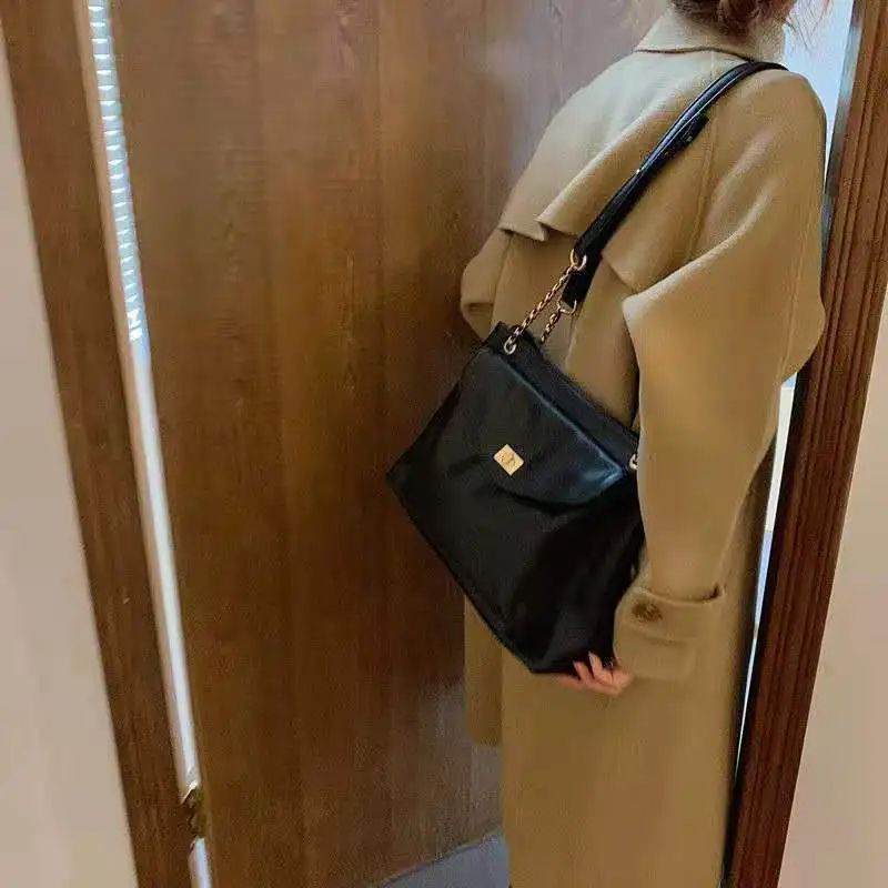 

Winter new Korean edition fashion big capacity bag woman bag simple retro all-around shoulder bag slant slung big bag woman