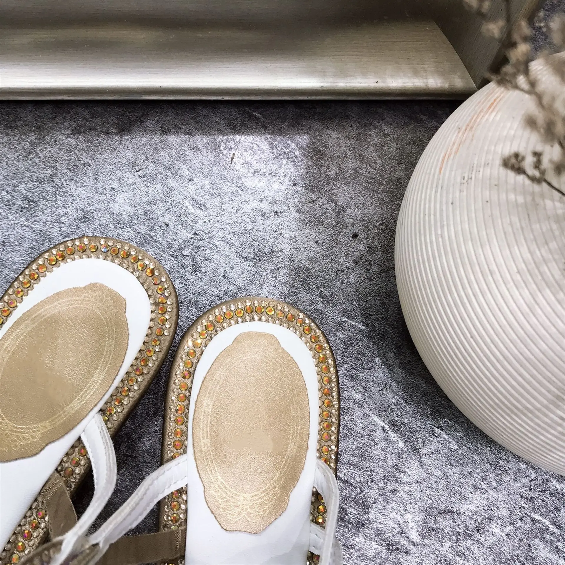 Женские шлепанцы со змеиным принтом модельные сандалии с круглым носком пляжные