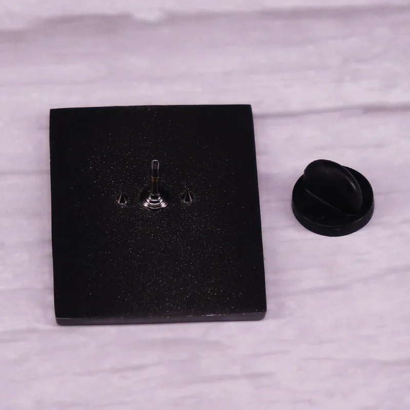 Брошь Назад в будущее