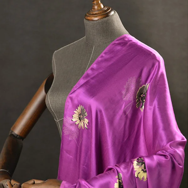 Цветочная на фиолетовом дне шелковая и хлопковая атласная ткань очень гладкая