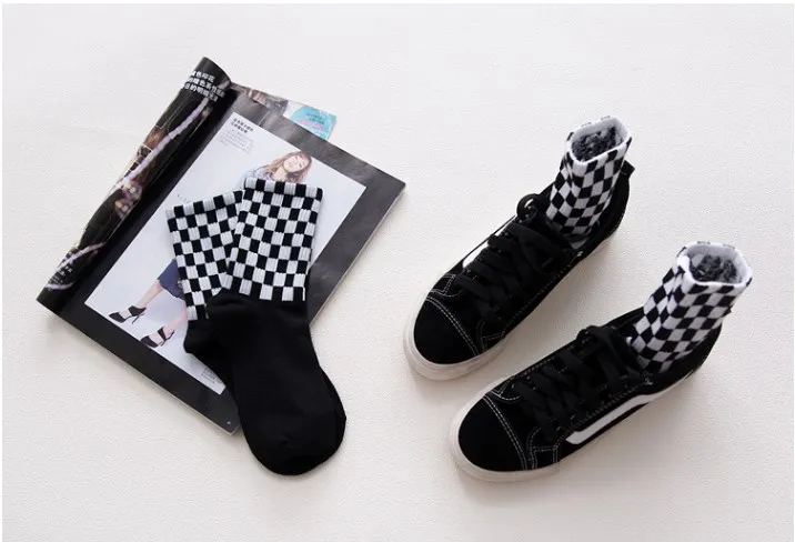 Women's Novelty White and Black Squares Skateboard Socks Chic Harajuku Checkerboard Hiphop Sox Long Sock Funny Hot | Женская одежда