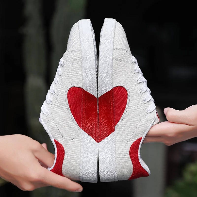 

2021 new men's canvas shoes love small white shoes, one man and one woman couple shoes, student shoes, plus size cloth shoes