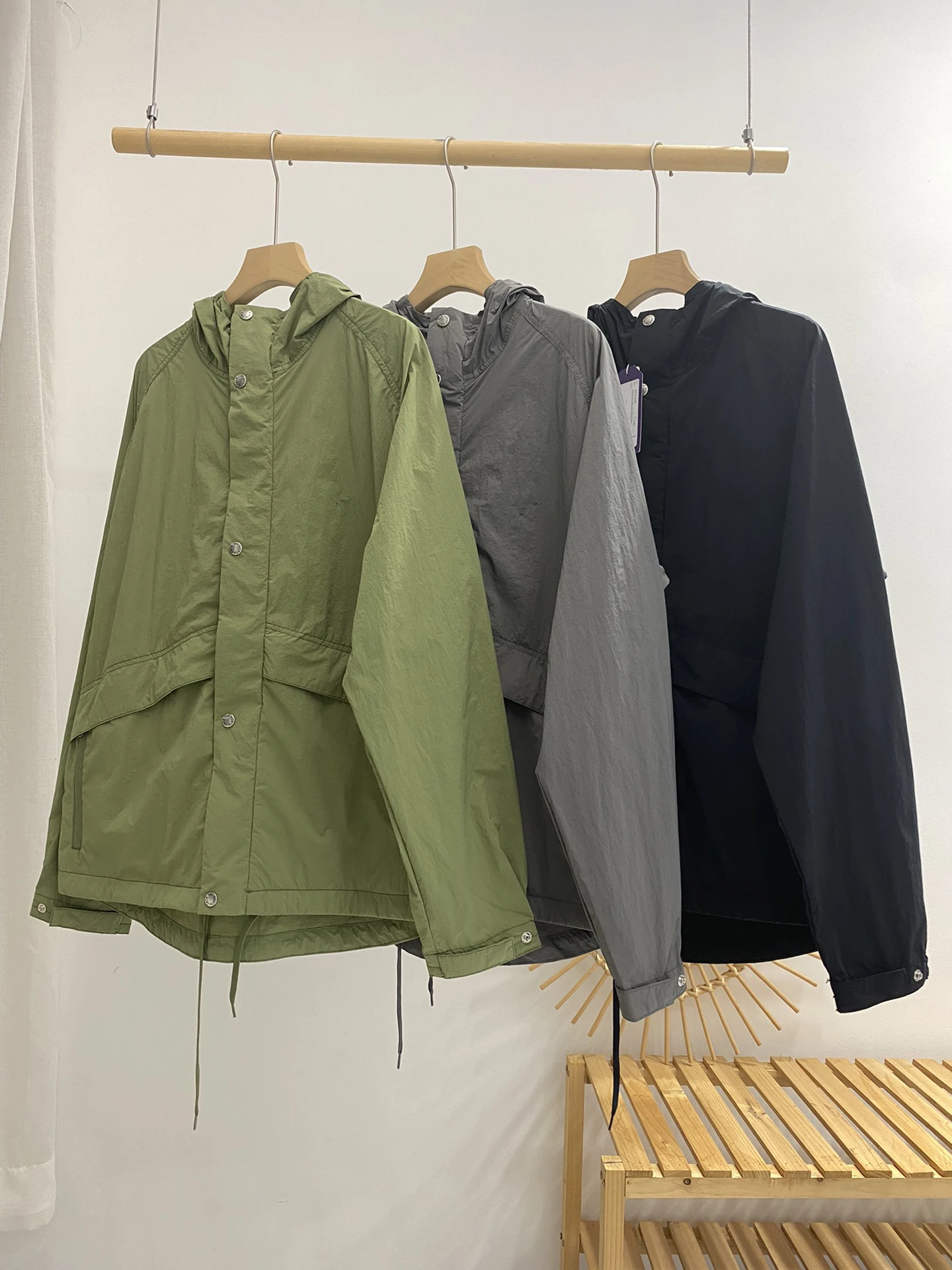 

Spring Autumn Men's Outdoor Lightweight Breathable Purple Logo Functional Hooded Jacket Windbreaker