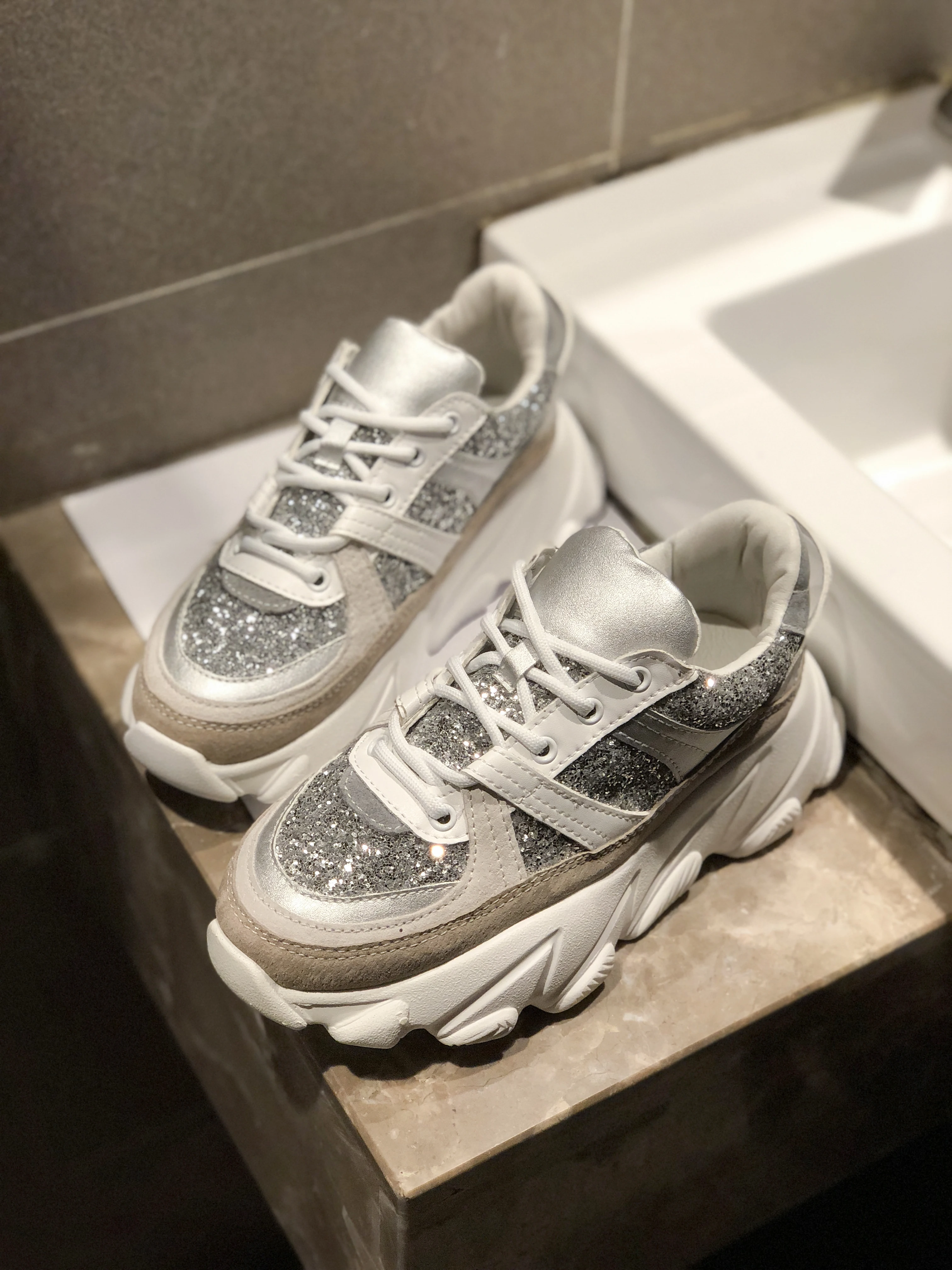 

New Women Fashion Design Sequins Running Shoes Absorption Cushion Woman Lightweight Outdoor Leisure Increase 5 CM Sneakers