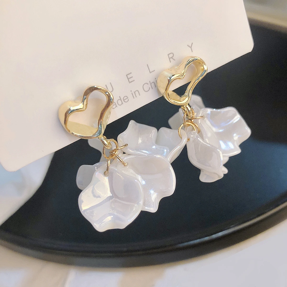 

AENSOA Trendy Korean Earrings For Women White Acrylic Flower Petal Drop Statement Earrings Alloy Dangle Earrings Jewelry Gift