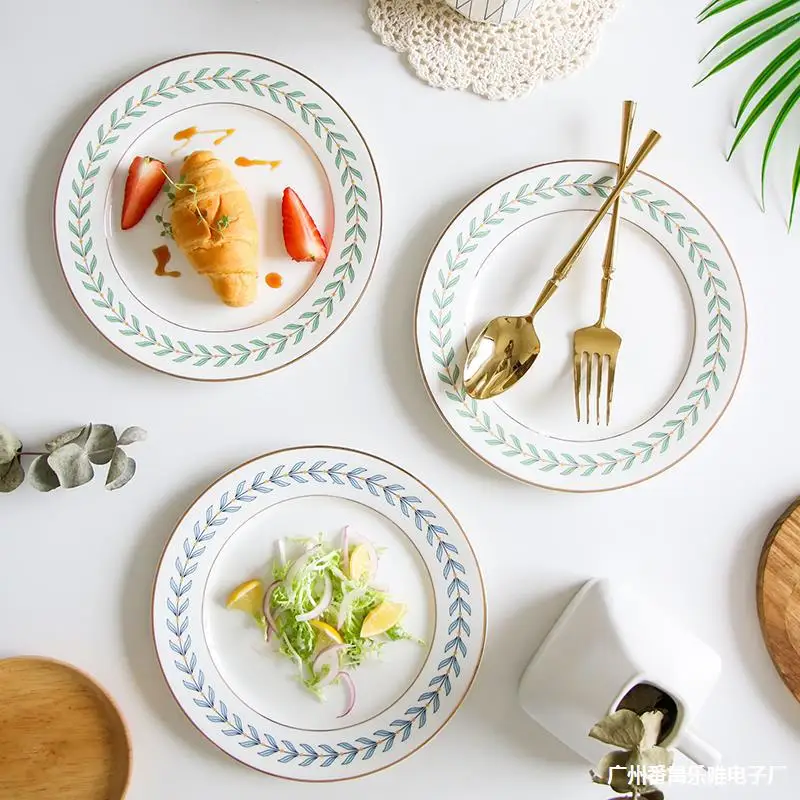 Семейный набор Nordic завтрак на тарелке, западное блюдо со стейком, посуда для десертов на столе.