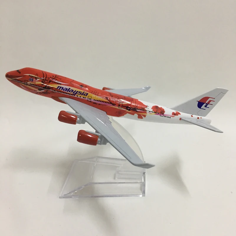 JASON TUTU 16cm Malaysia Red Flower Boeing 747 Plane Model Airplane Model Aircraft Model 1:400 Diecast Metal planes toy
JASON TUTU 16cm Malaysia Red Flower Boeing 747 Plane Model Airplane Model Aircraft Model 1:400 Diecast Metal planes toy