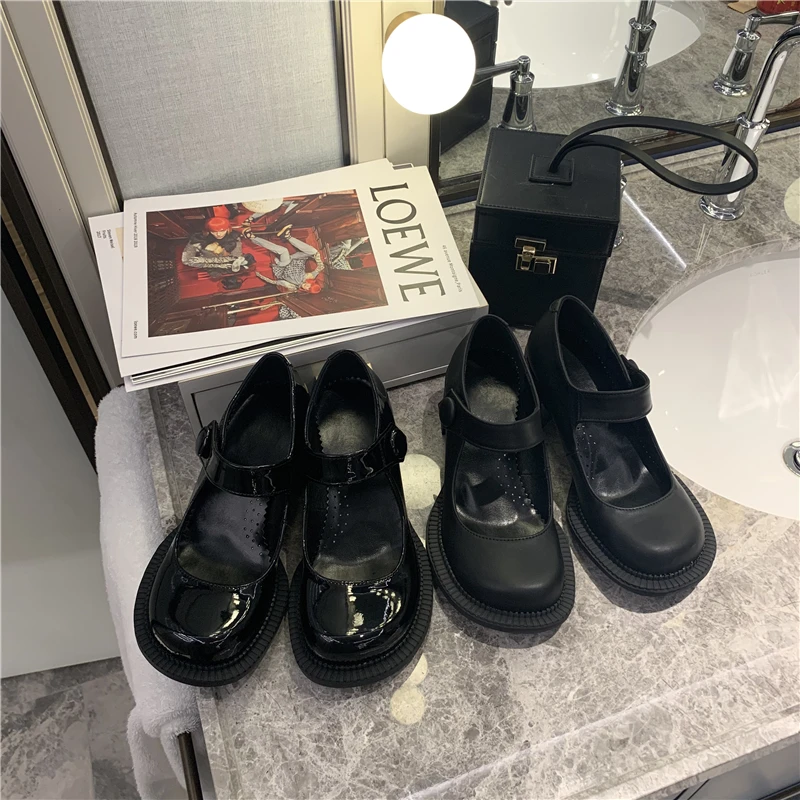 Туфли-оксфорды женские черные на высоком каблуке с перфорацией круглым носком |