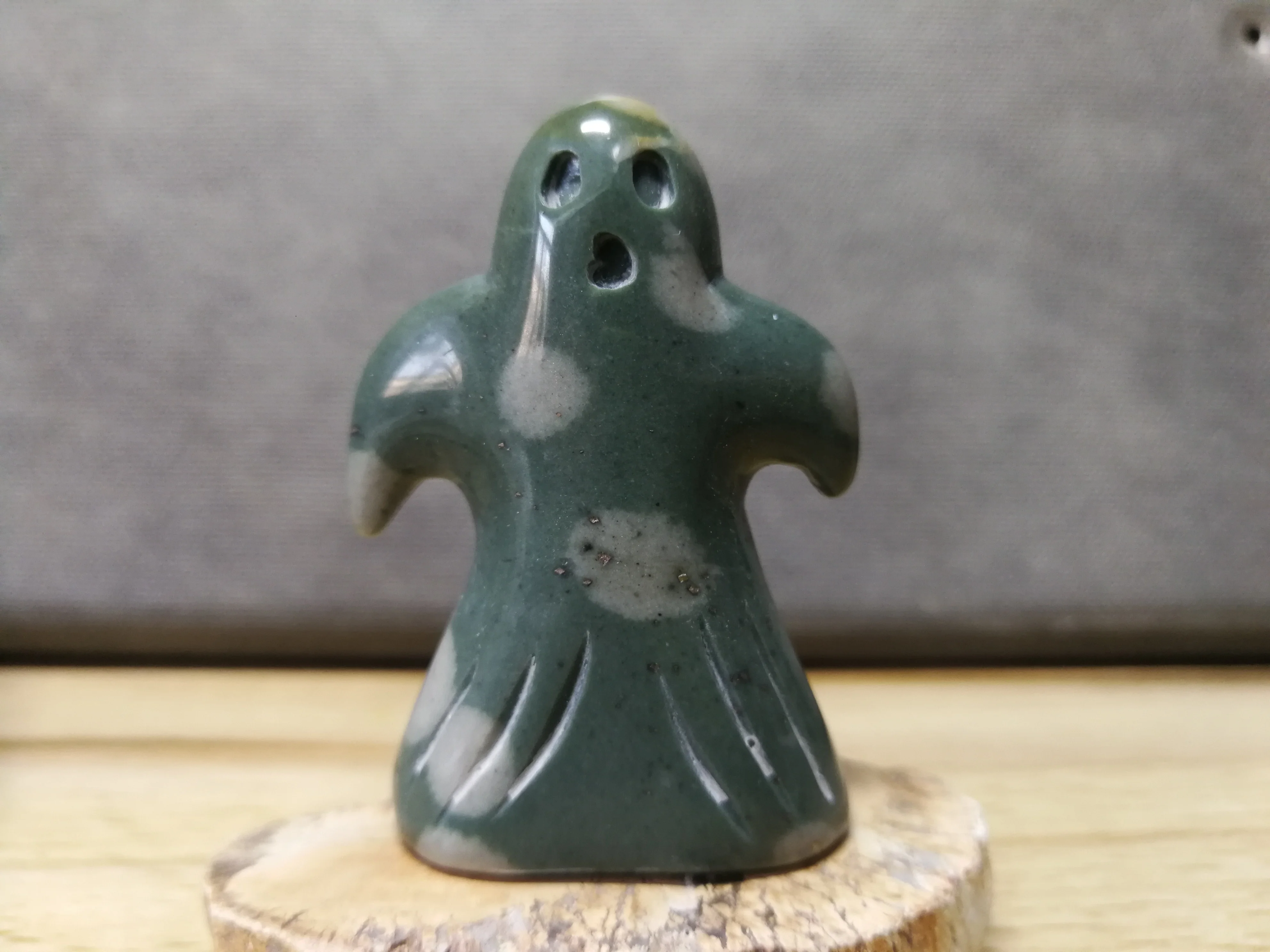 

53,3 г; Натуральный зеленый опал, вырезанный призрак из кристалла, волшебная энергия-23