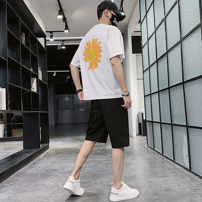 Мужской спортивный костюм из двух предметов: футболка и шорты | Мужская одежда