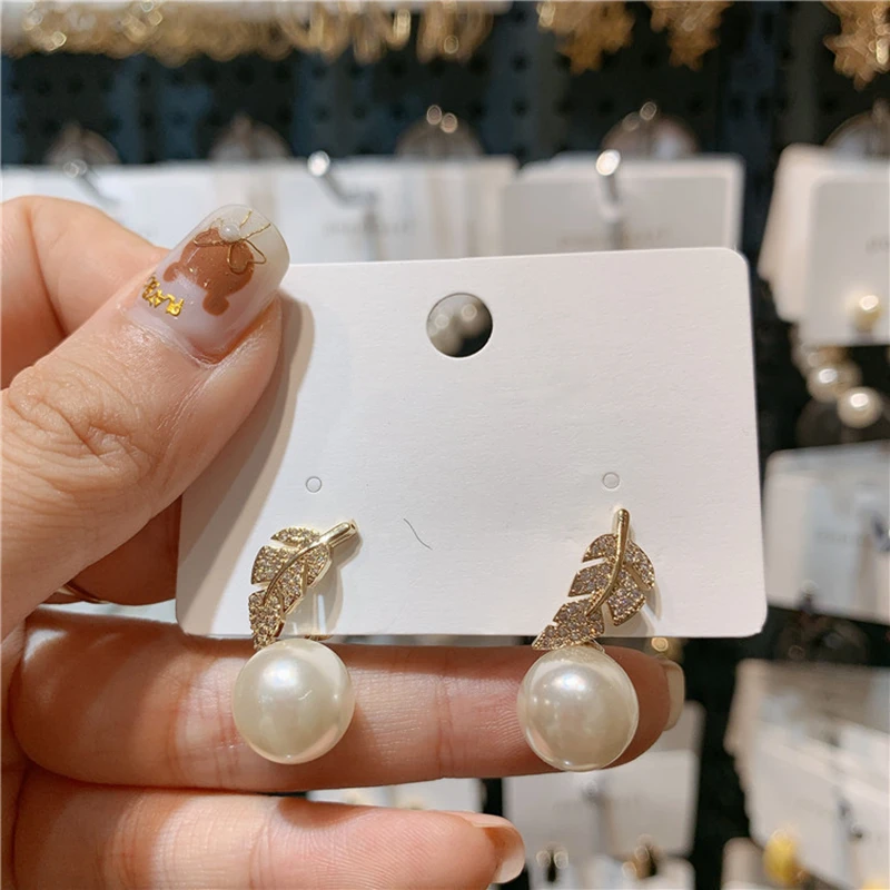 Простые серьги-подвески с искусственным жемчугом в виде листьев растений стразы