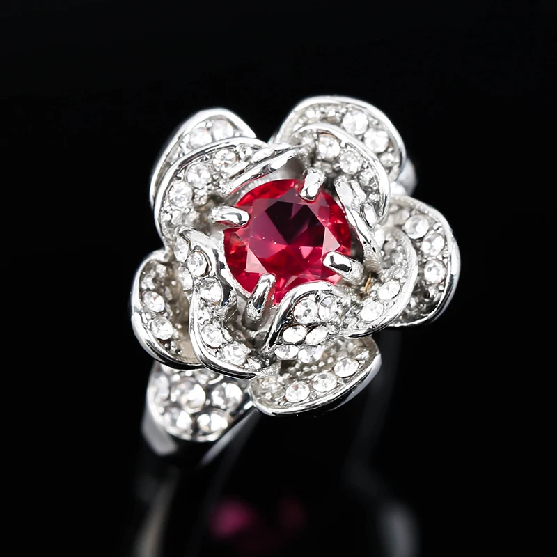 Роскошное посеребренное кольцо в виде Розы S925 с микрозакрепкой Стразы красные