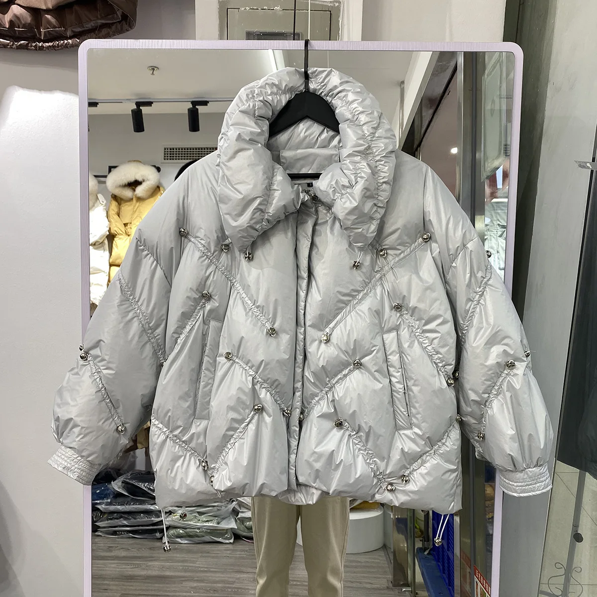 

Высококачественный пуховик женский короткий 2021 новый модный дизайн нишевая яркая куртка с длинным рукавом