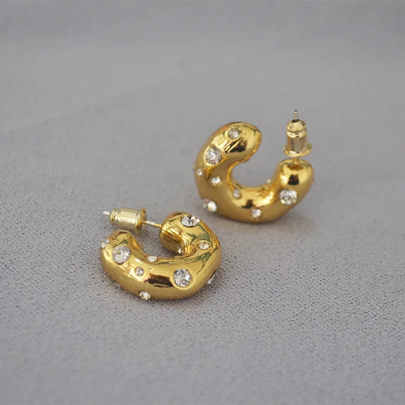 

European and American women with irregular clumsy and small ear rings and flash drill earrings