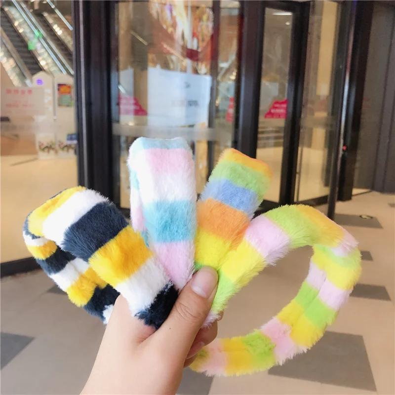 

Новая теплая пушистая повязка на голову зимняя Радужная широкая перекрестная Простая цветная красивая модная Меховая повязка для волос дл...