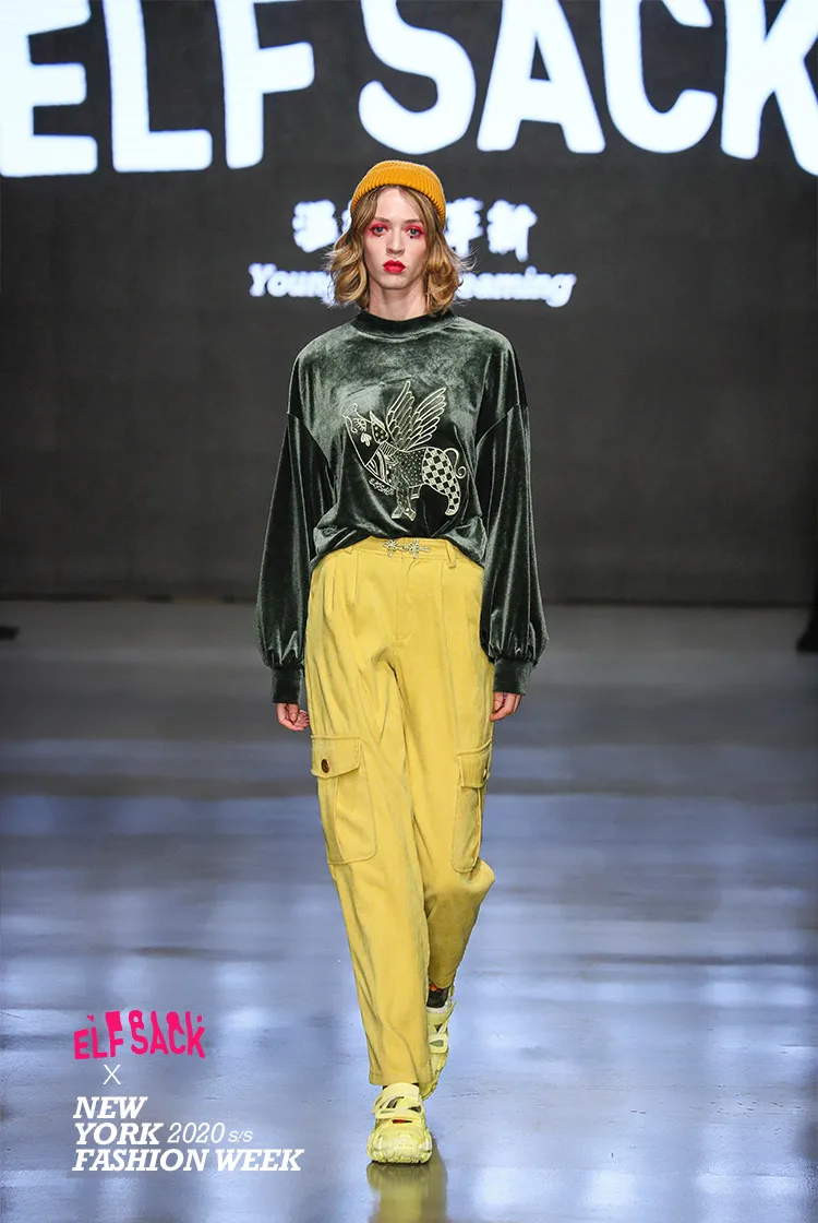 ELFSACK Green Pig Print Turtleneck Casual Velvet Sweatshirt Women Tops Autumn Streetwear Oversize Female Sweatshirts