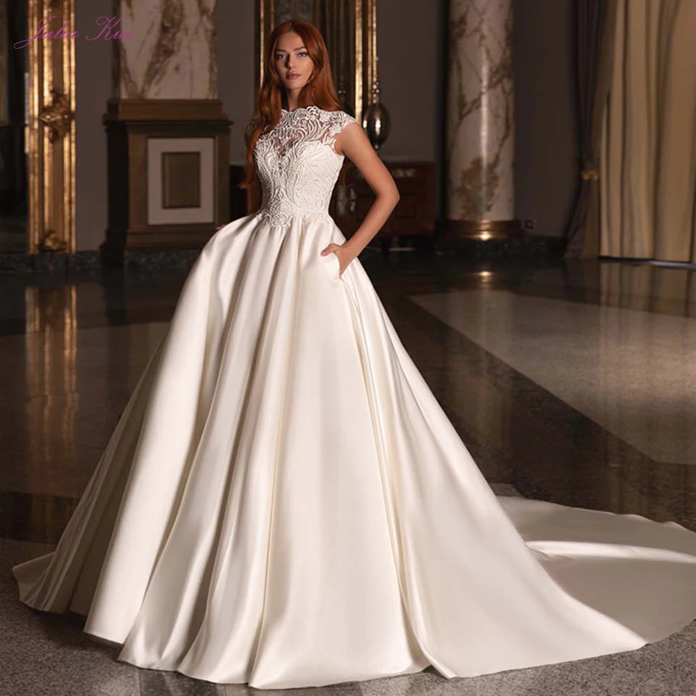 

Блестящее атласное свадебное платье-трапеция с круглым вырезом и рукавами