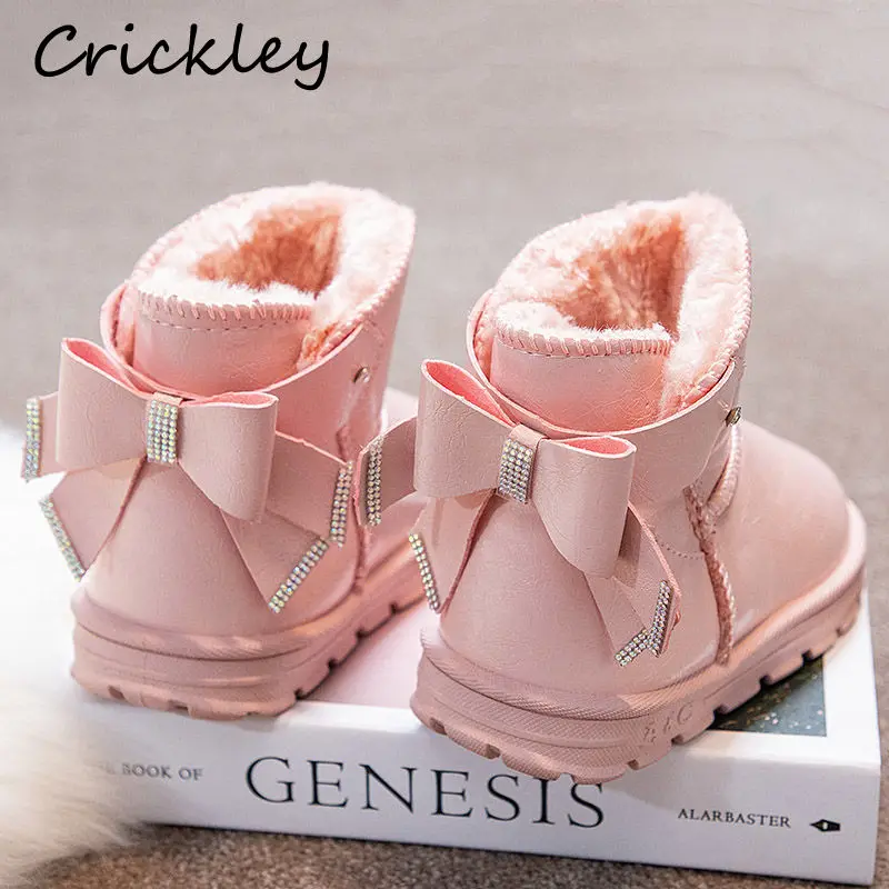 

Детские зимние ботинки из ПУ кожи, однотонные ботильоны со стразами и бантом для девочек, модные теплые плюшевые удобные детские модные бот...