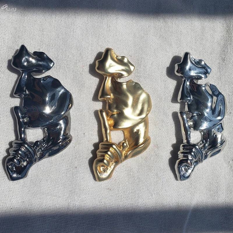 Женская/Мужская брошь значок AOMU золотистая/серебристая металлическая в форме