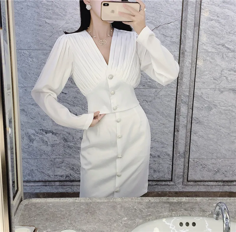 Элегантный атласный укороченный топ с v-образным вырезом и алмазной пряжкой