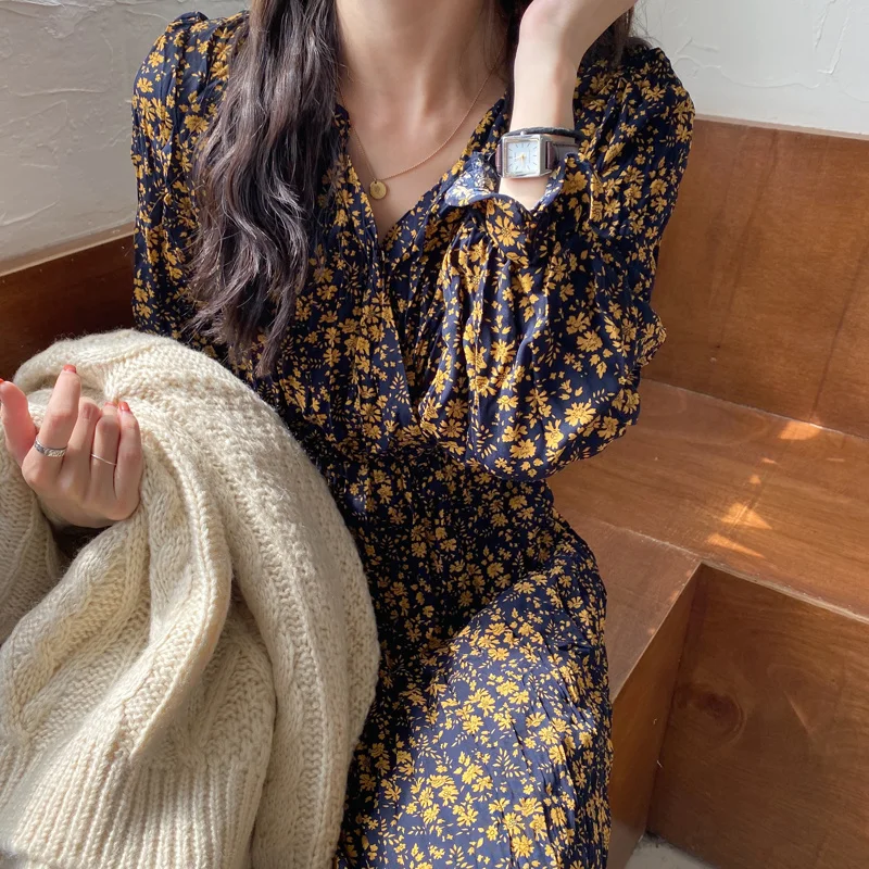 И Цветочное платье с естественными складками и облегающей талией длинными