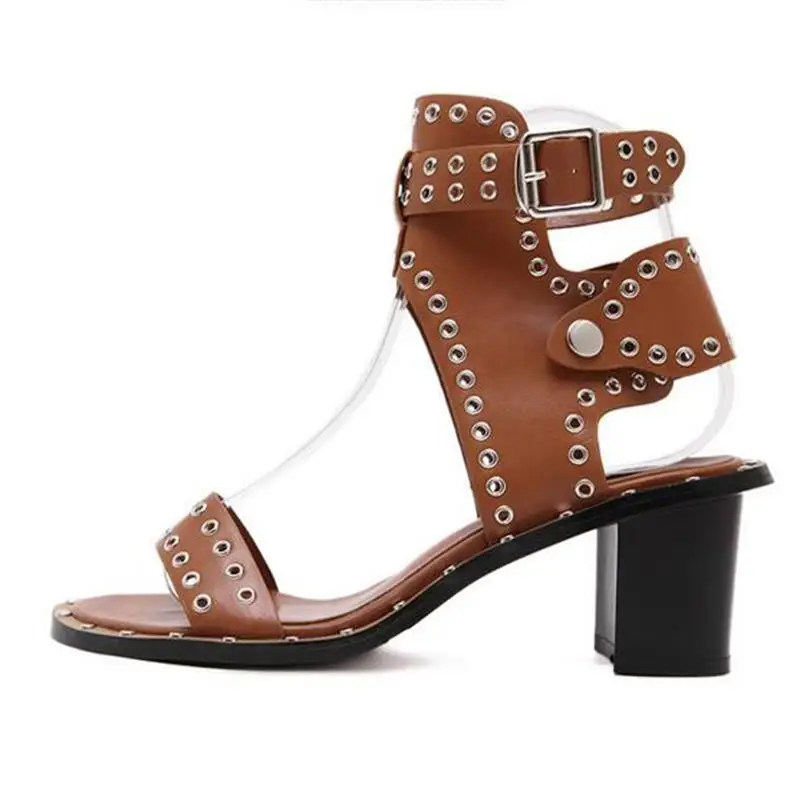 Женские сандалии с заклепками босоножки в римском стиле на среднем каблуке