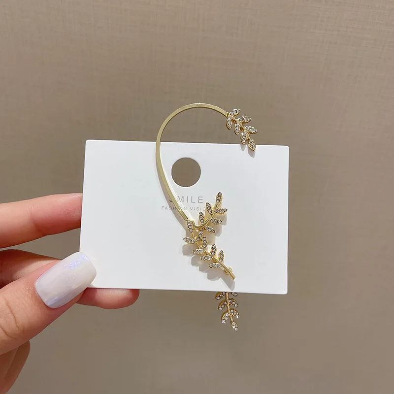 

Женские серьги-гвоздики с кристаллами, в виде листьев