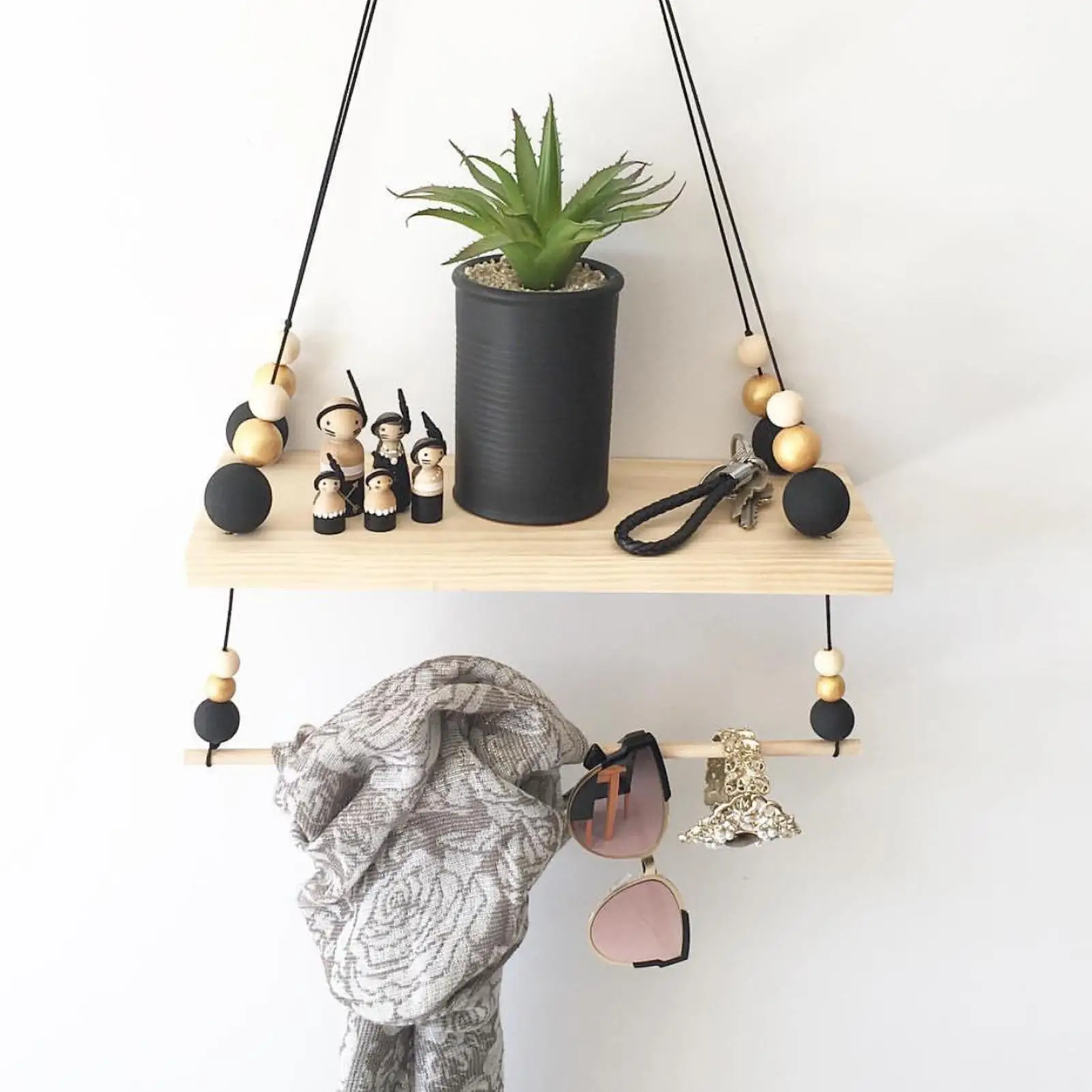 Деревянная настенная полка в скандинавском стиле с красочными бусинами и