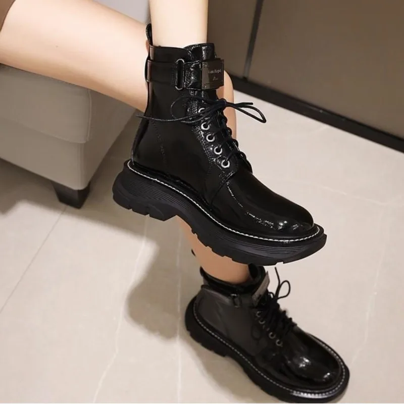 

Новинка 2020, короткие ботинки на толстой подошве, ботинки челси с квадратной подошвой, тонкие и красивые мотоциклетные лакированные кожаные ...