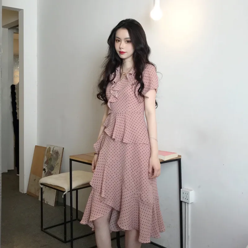 Женское винтажное платье миди в горошек розовое с запахом V-образным вырезом